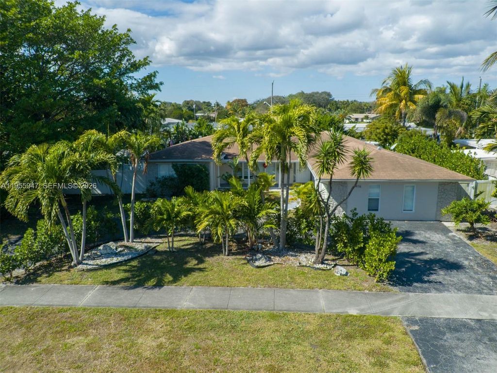 Photo of 416 N Rainbow Dr, Hollywood, FL 33021 (MLS # A11955947)