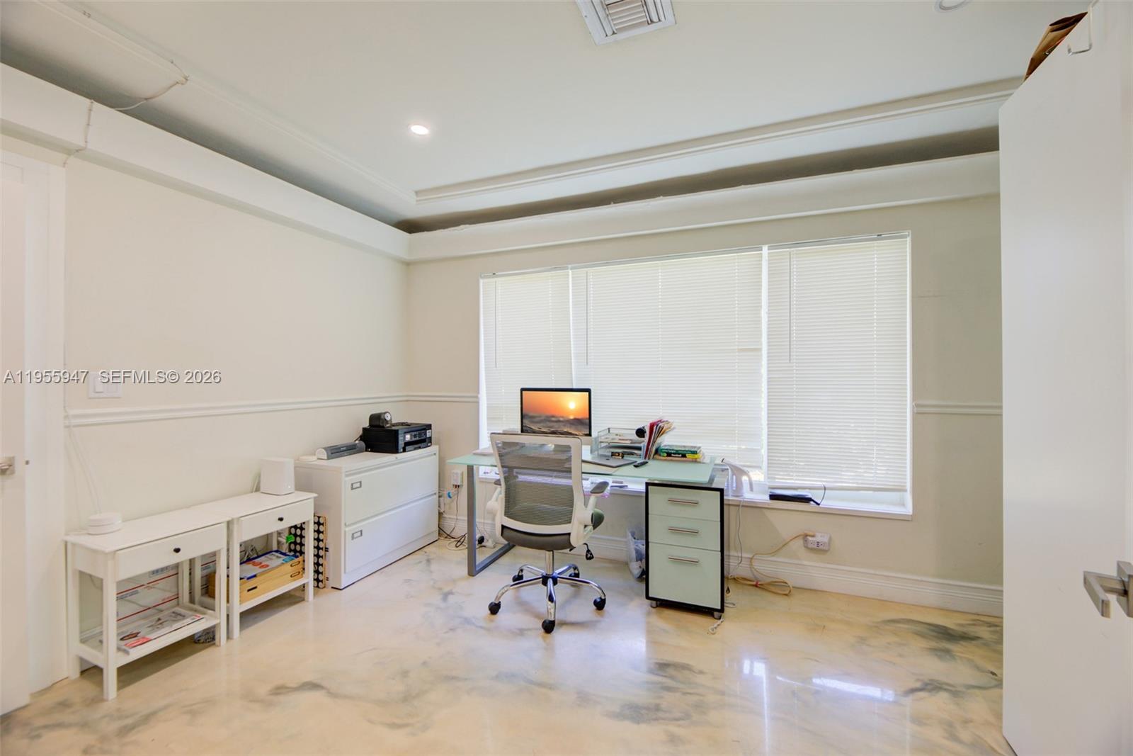 HOLLYWOOD HILLS - Residential