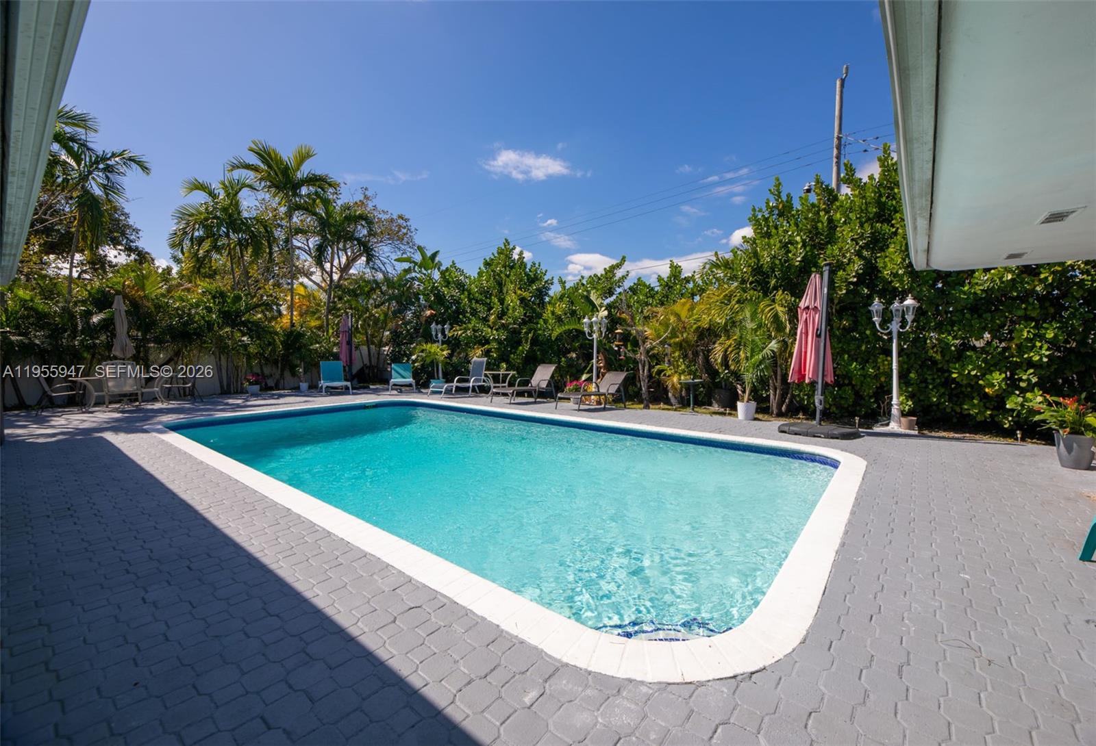 HOLLYWOOD HILLS - Residential