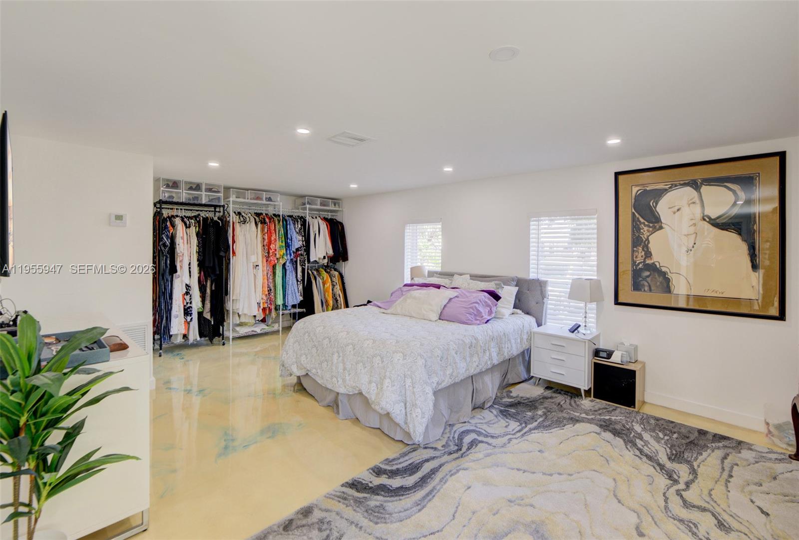 HOLLYWOOD HILLS - Residential