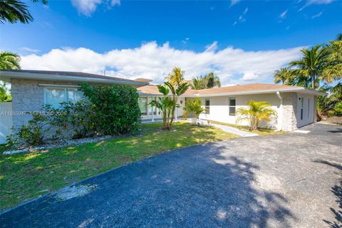 Photo of 416 N Rainbow Dr, Hollywood, FL 33021 (MLS # A11955947)