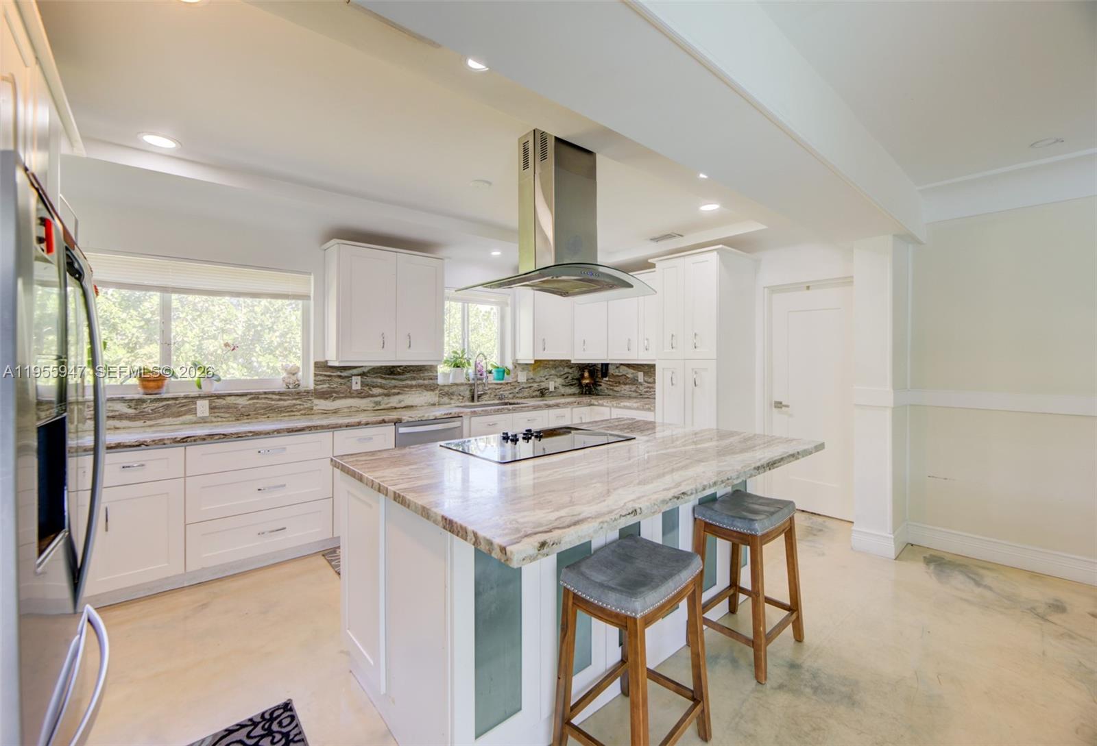 HOLLYWOOD HILLS - Residential