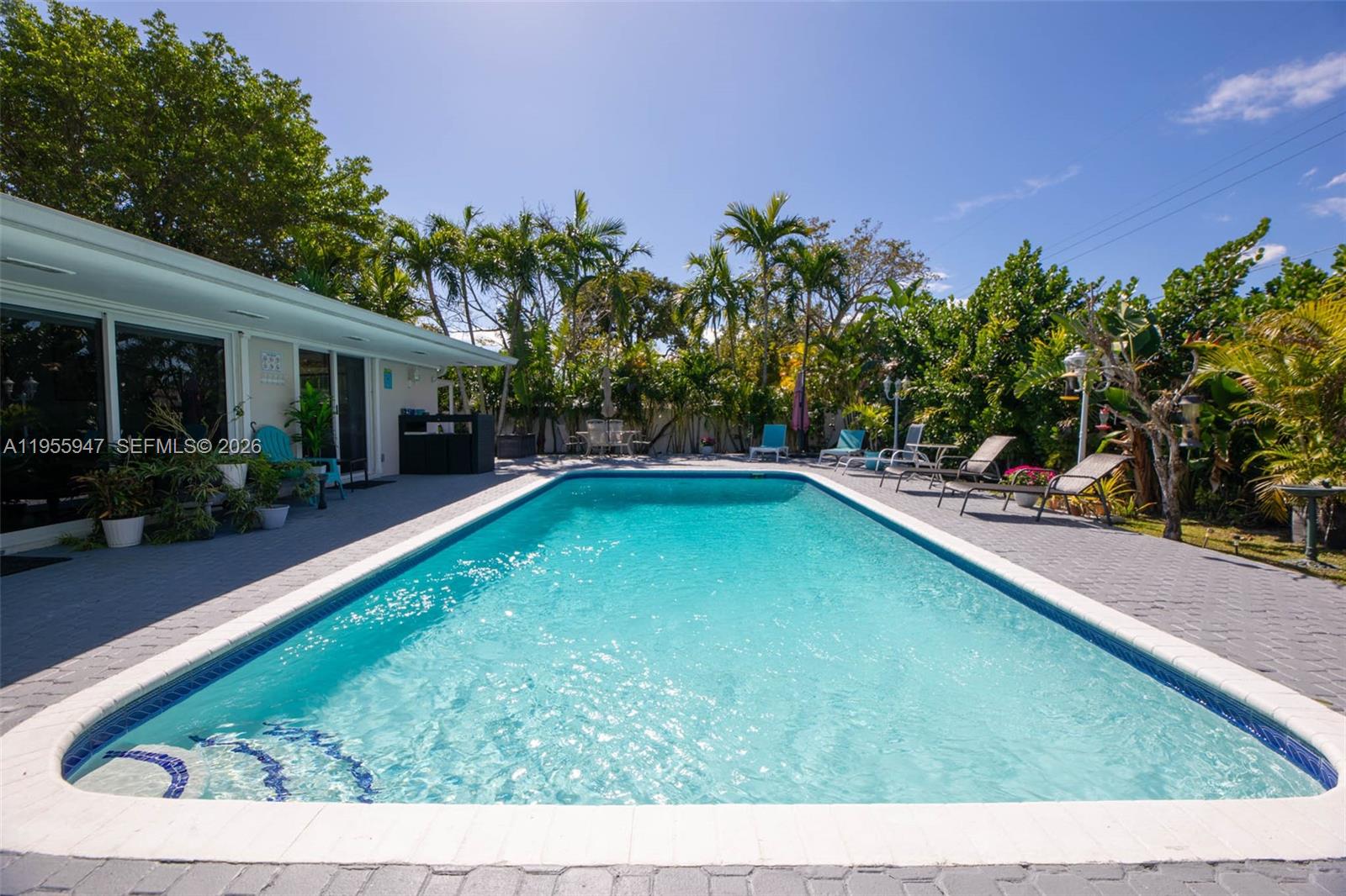 HOLLYWOOD HILLS - Residential