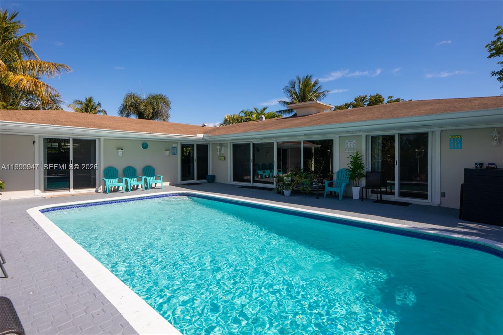 HOLLYWOOD HILLS - Residential