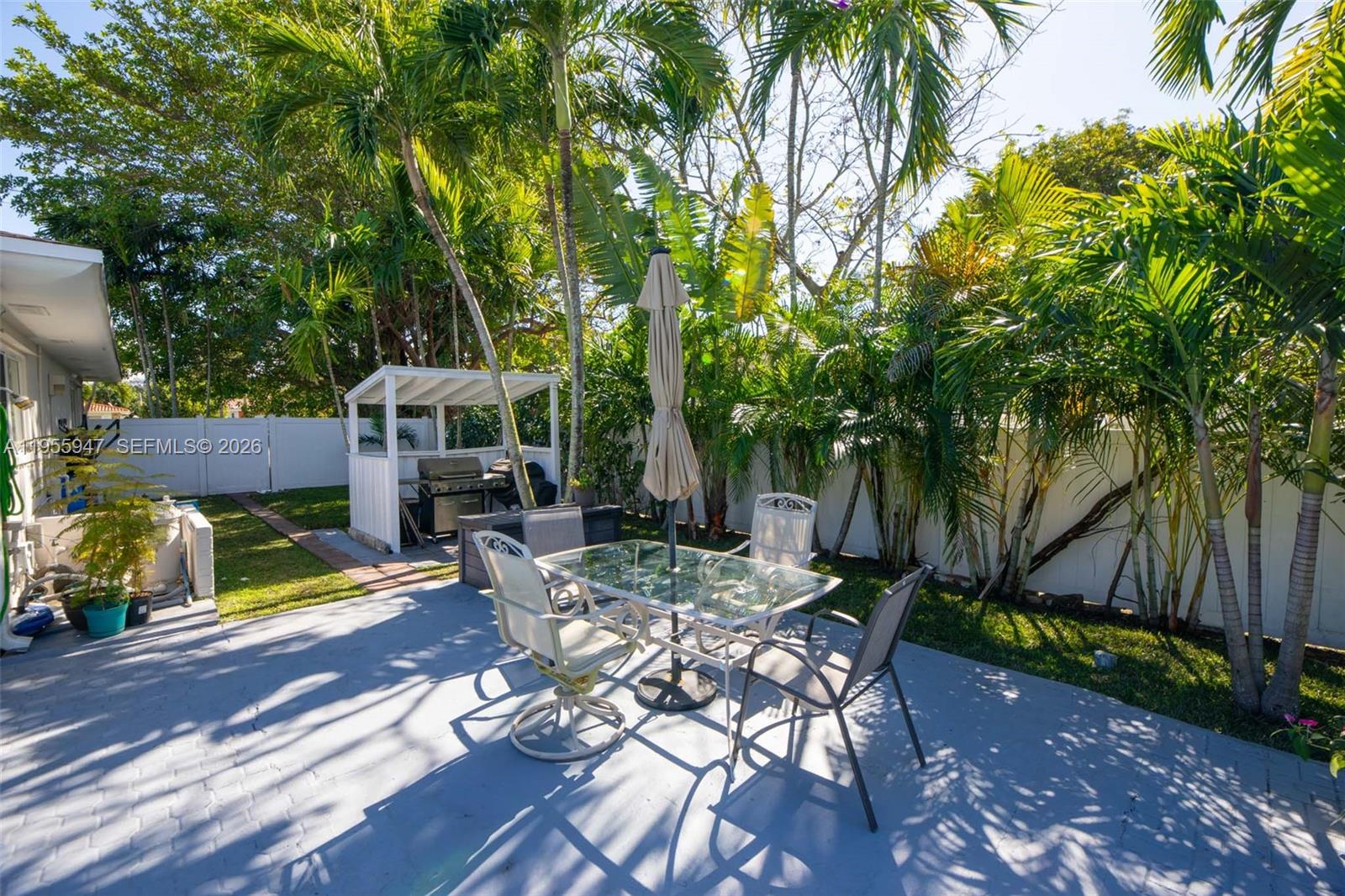 HOLLYWOOD HILLS - Residential