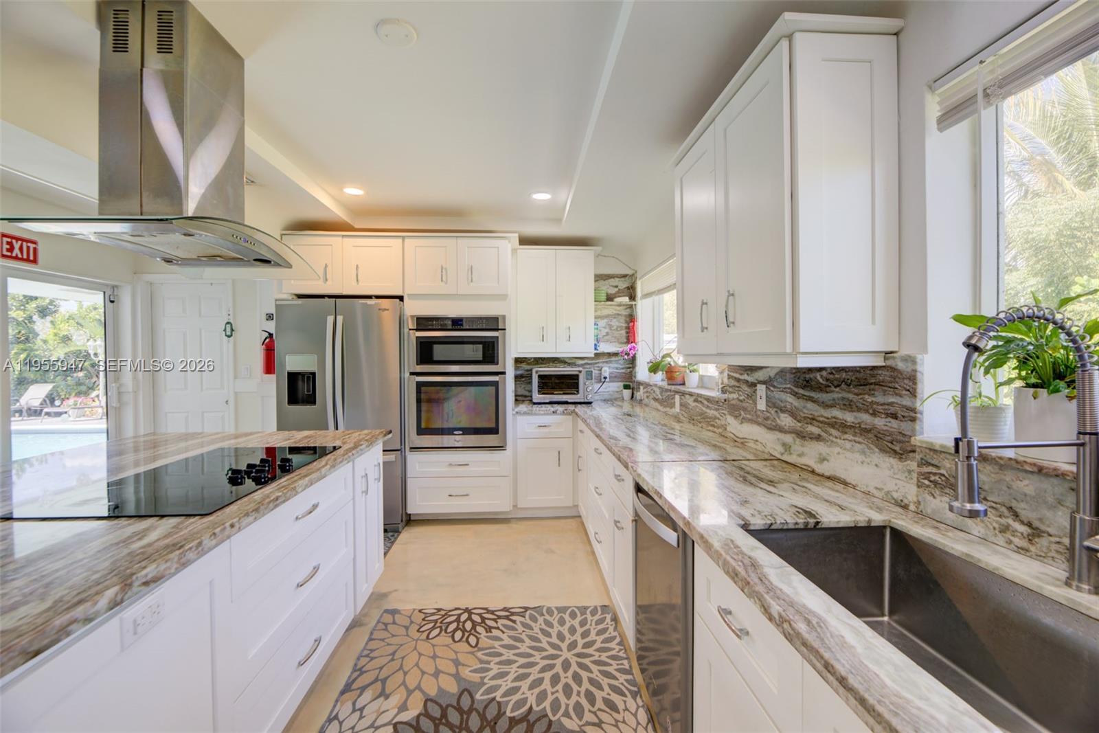 HOLLYWOOD HILLS - Residential