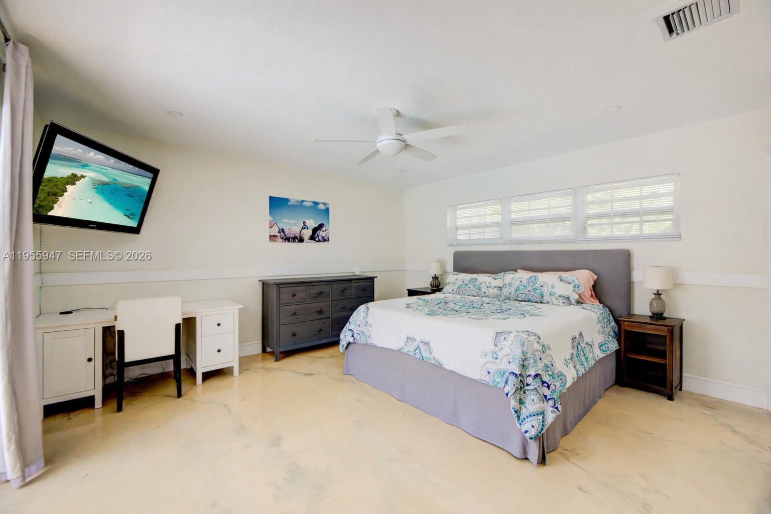 HOLLYWOOD HILLS - Residential