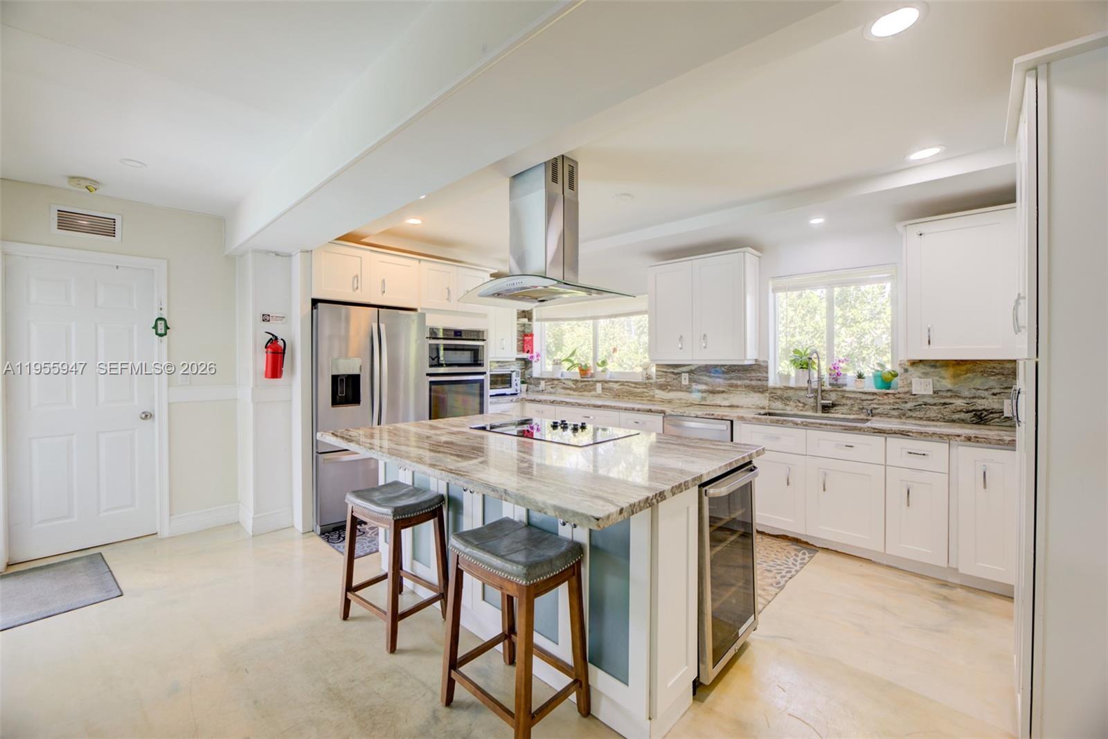 HOLLYWOOD HILLS - Residential