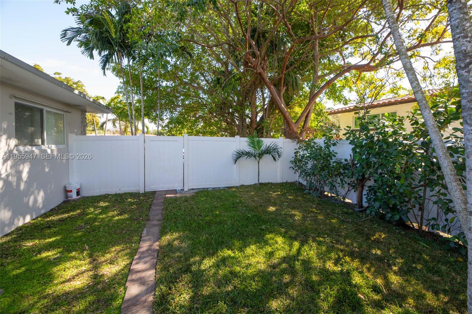 HOLLYWOOD HILLS - Residential