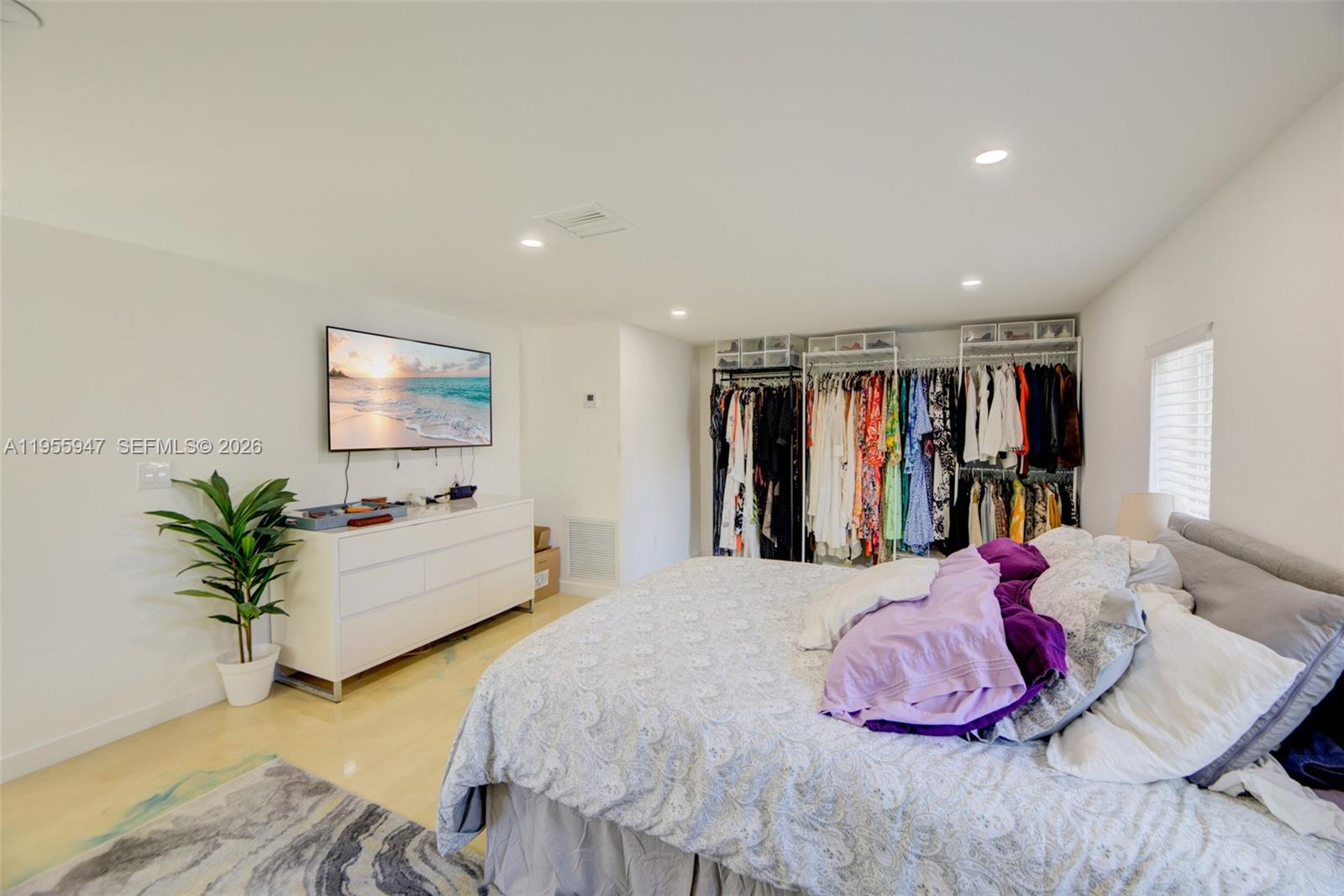 HOLLYWOOD HILLS - Residential