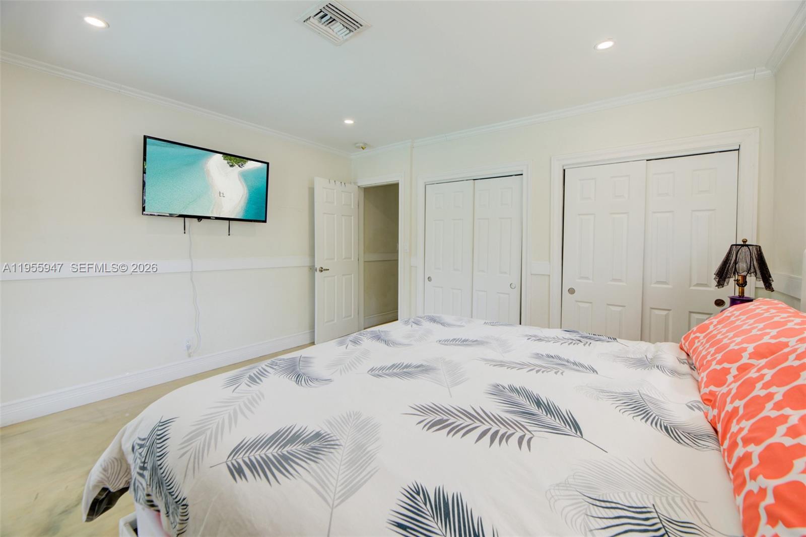 HOLLYWOOD HILLS - Residential