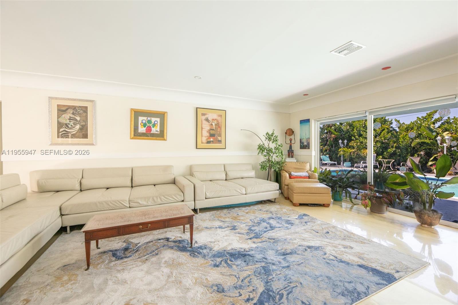 HOLLYWOOD HILLS - Residential