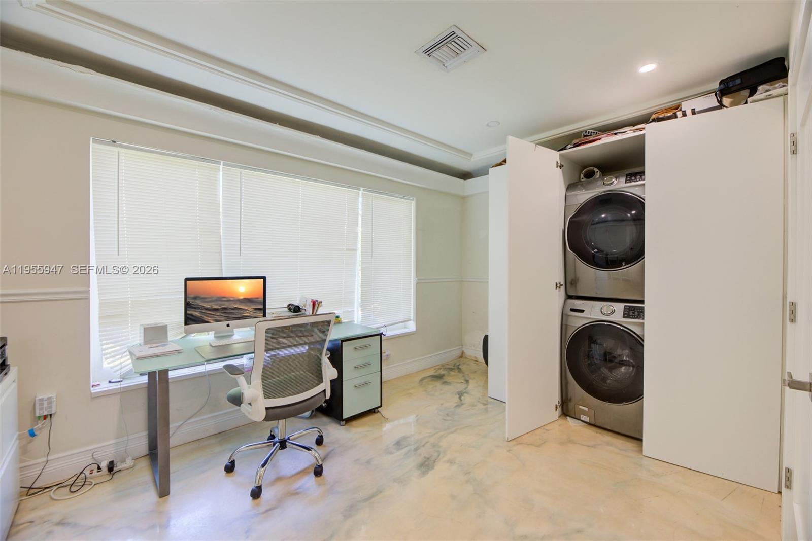 HOLLYWOOD HILLS - Residential