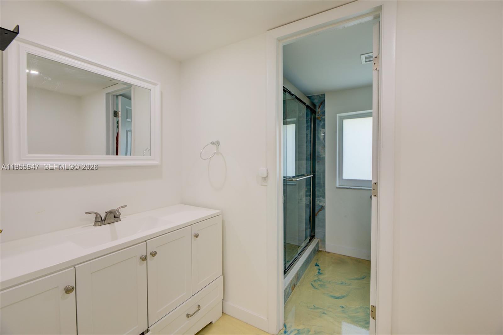 HOLLYWOOD HILLS - Residential