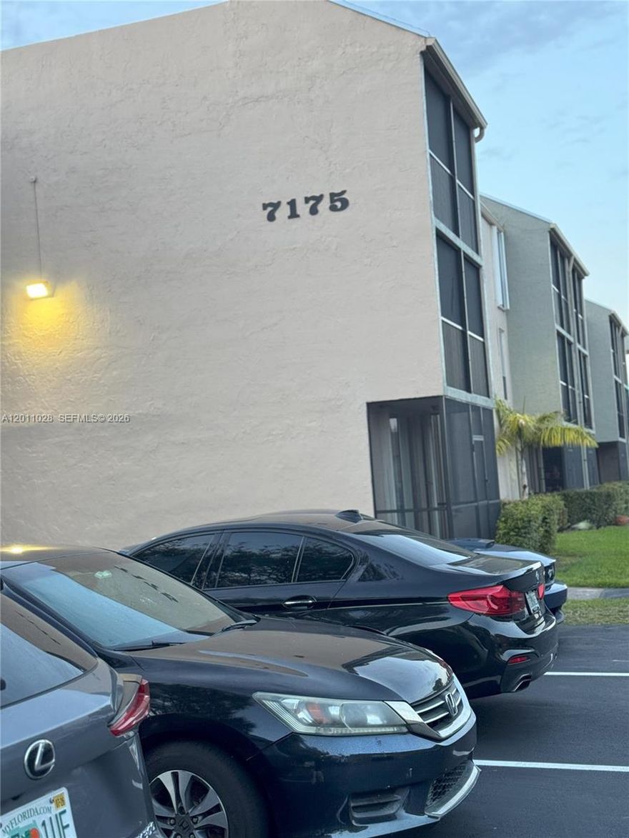 Wonderful Condo on 2nd floor with a nice view of the beautiful garden. Has W/D inside unit. Huge 1 bedroom and nice spacy living dining room overlooked by a nice kitchen. 
Bring your buyers. 
Seller is willing to give 3500 as flex cash for closing or updates. Bring the offer let's talk.