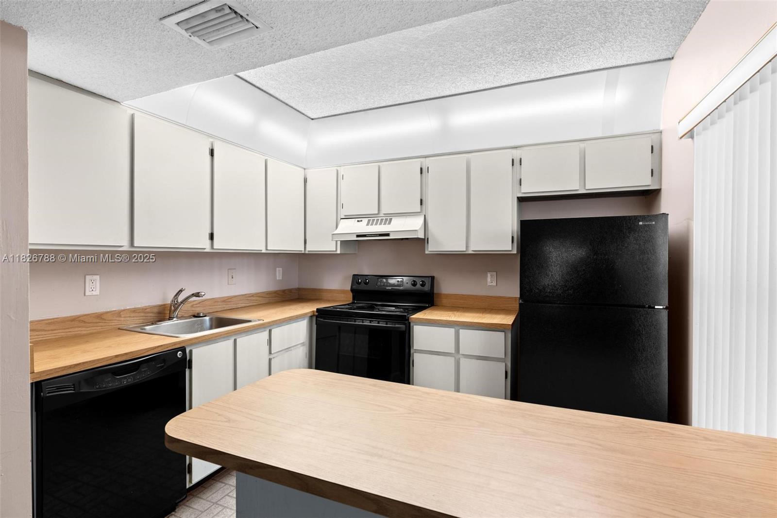 QUATRAINE AT JACARANDA GA - Residential