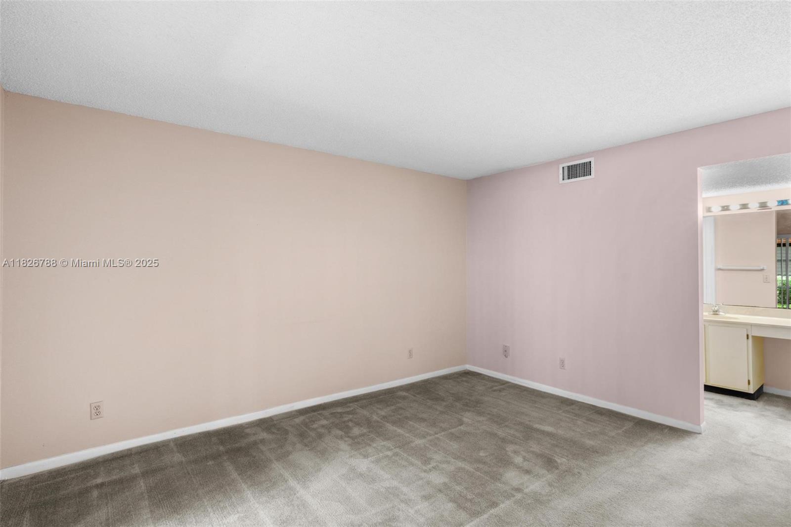 QUATRAINE AT JACARANDA GA - Residential