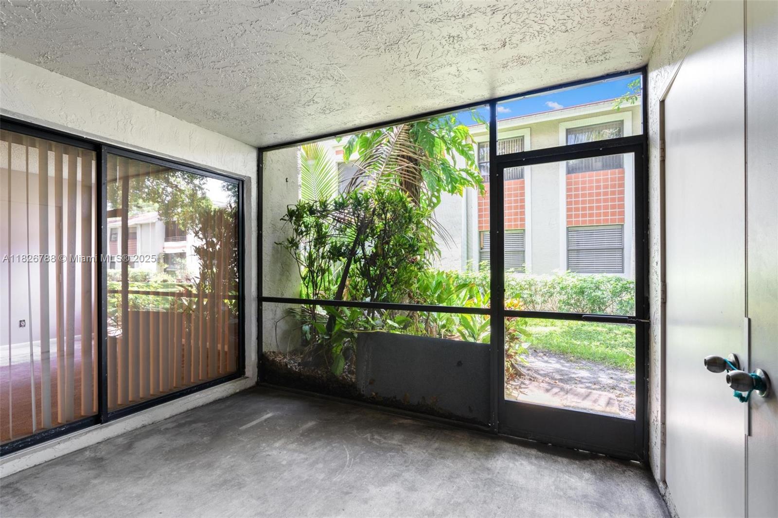 QUATRAINE AT JACARANDA GA - Residential