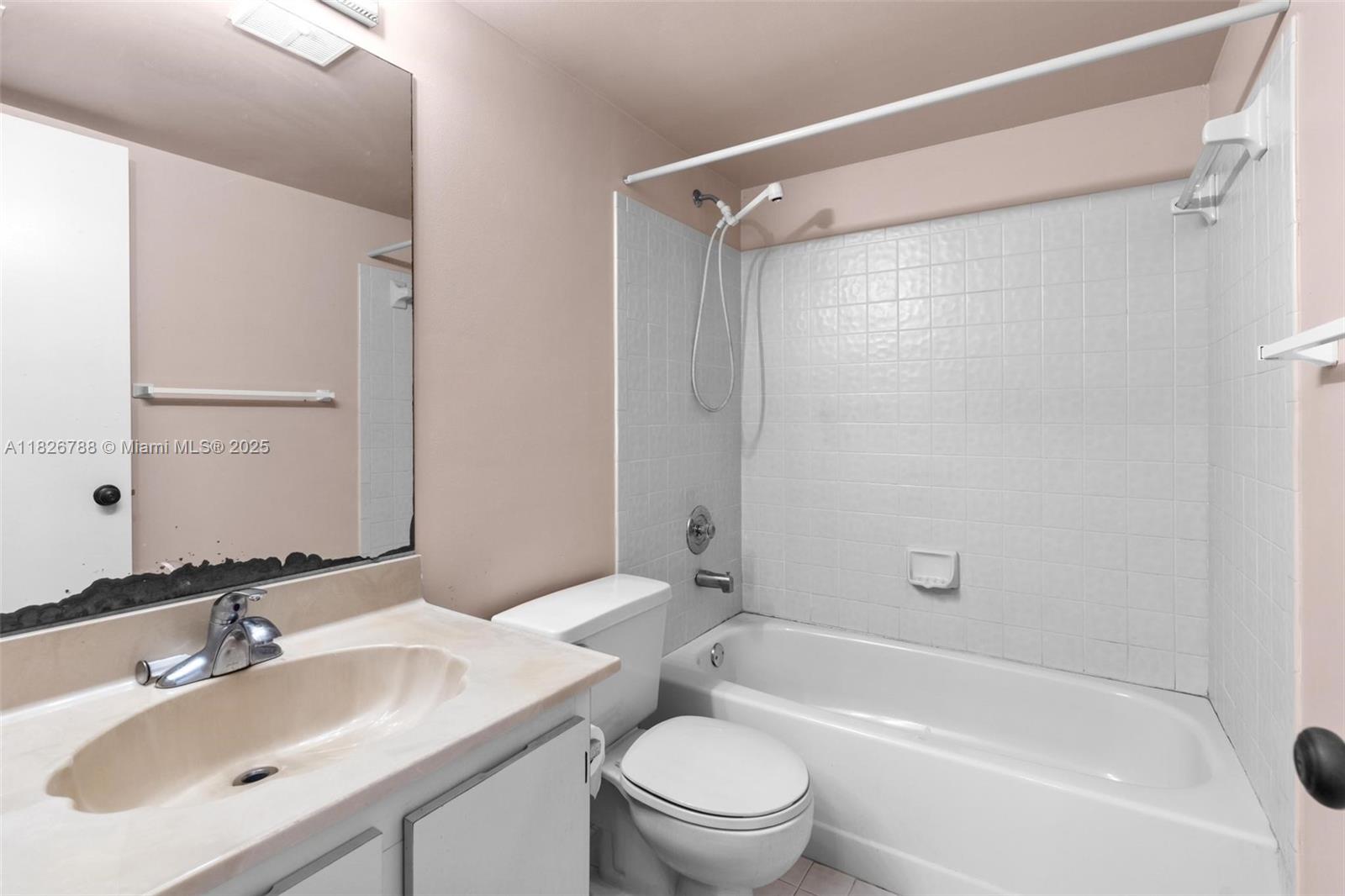 QUATRAINE AT JACARANDA GA - Residential