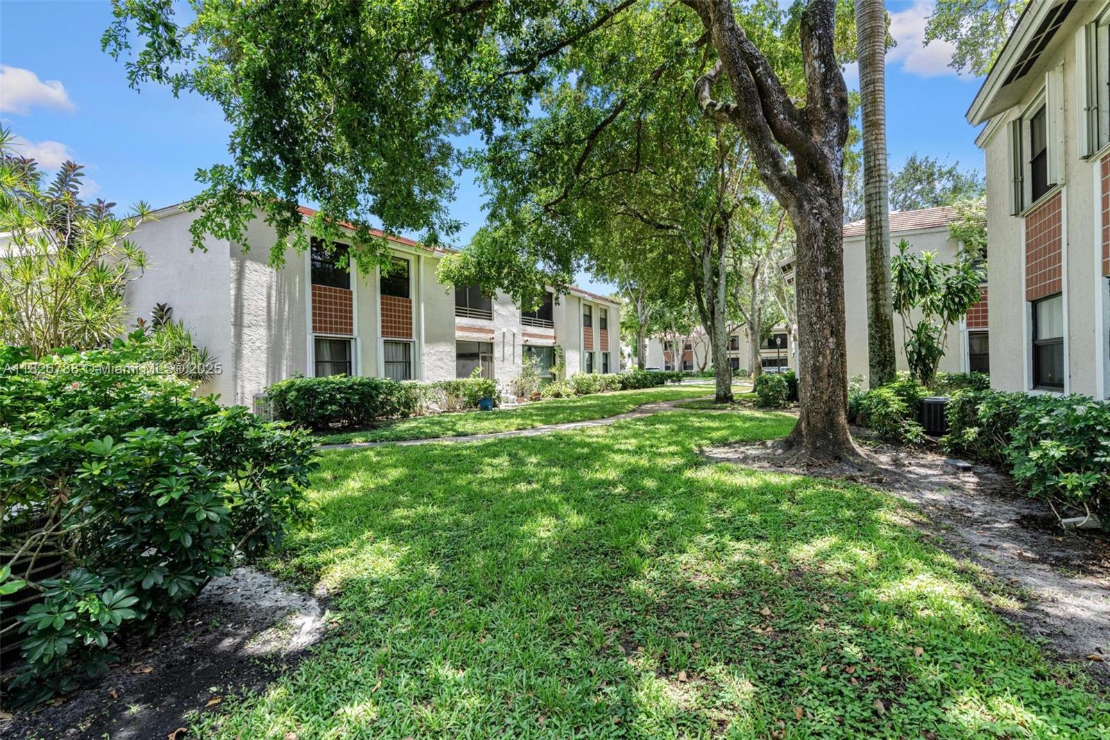 QUATRAINE AT JACARANDA GA - Residential