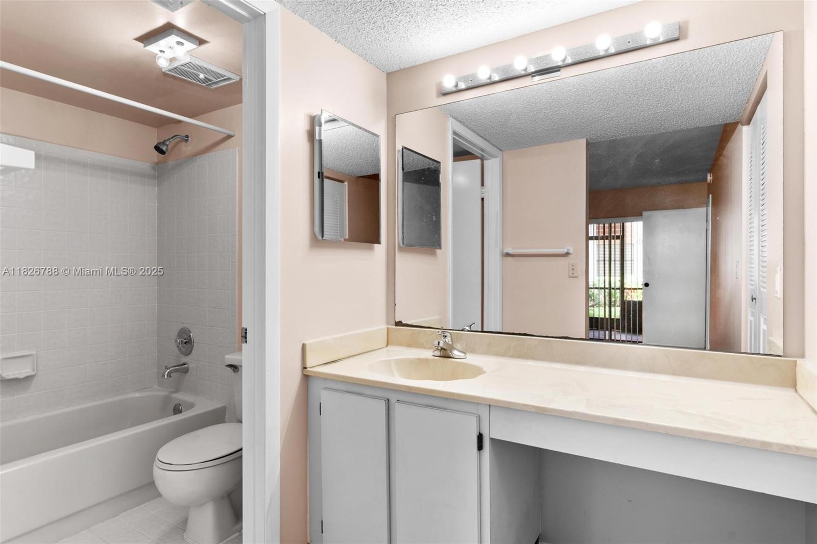 QUATRAINE AT JACARANDA GA - Residential