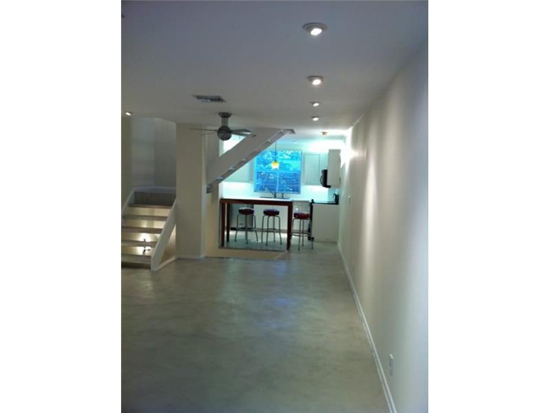 TRI- LEVEL TOWNHOUSE ON 3RD AND MERIDIAN. 2 BEDROOMS PLUS A BIG DEN WITH WINDOW. 2 FULL BATHROOMS. VERY QUIET STREET, WALKING DISTANCE TO THE BEACH AND RESTAURANTS. PROPERTY IS GATED WITH PRIVATE GARAGE AND AN EXTRA PARKING SPOT.