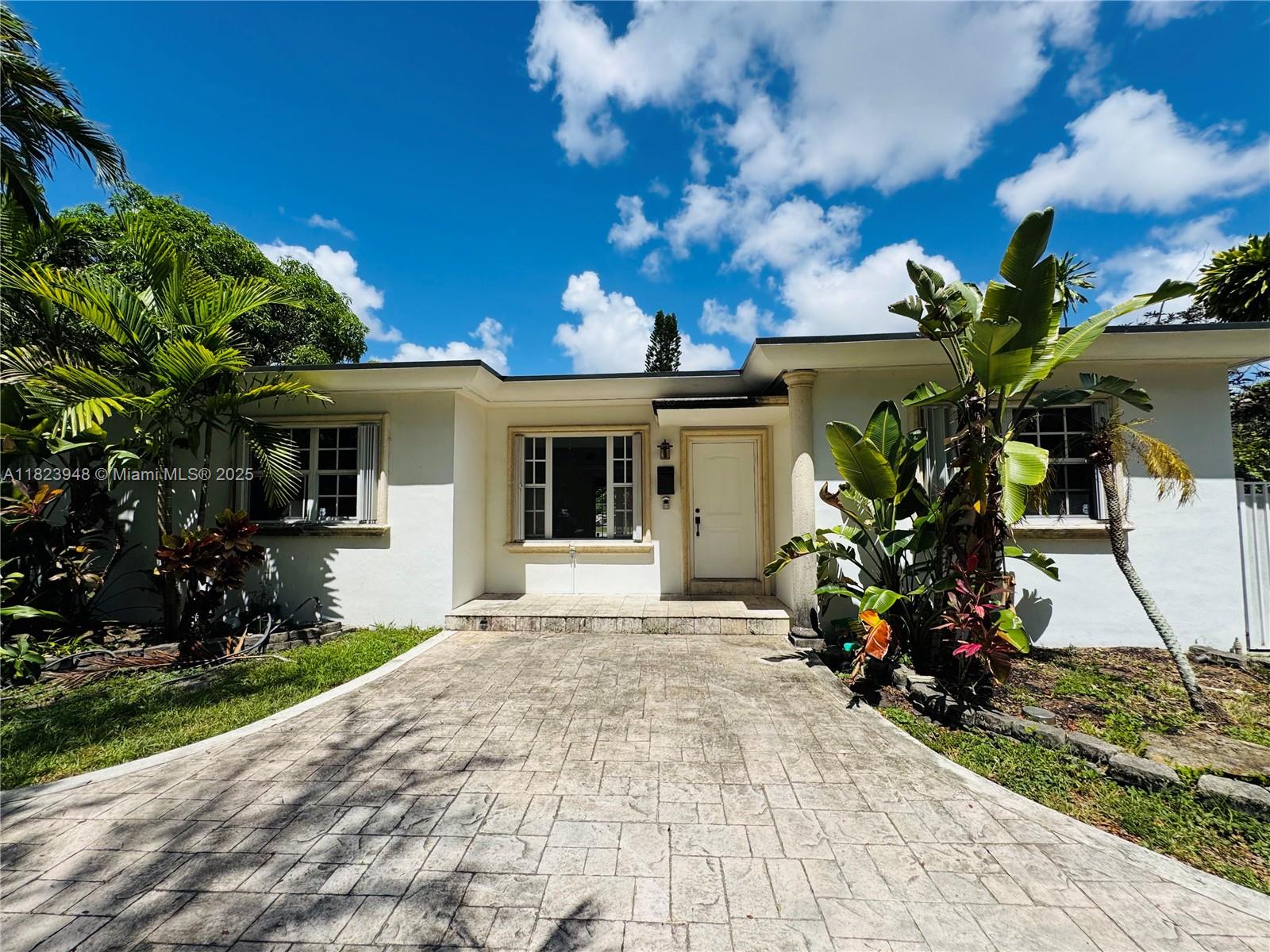 516 La Villa Dr