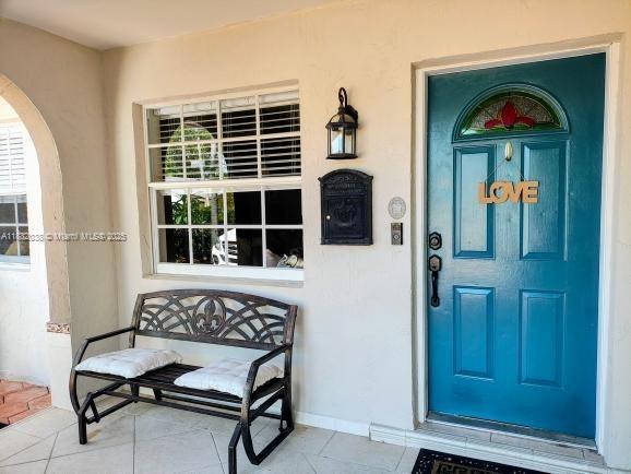 An Investor’s or Large Family’s Dream Home!
Spanning nearly 4,000 sq. ft. (larger than tax roll!), this spacious open-concept home offers 5 large bedrooms + a flex room (perfect for an office or den) and 4 full bathrooms, including three ensuites for ultimate comfort and privacy. Enjoy a bright Florida sunroom—ideal as a gym, hobby room, or relaxation space—and a generous backyard with endless potential. The large driveway provides ample parking. Prime Miami location – nestled in one of the most sought-after neighborhoods, adjacent to Coral Gables, Schenley Park, and South Miami. Close to A+ rated schools, shopping, dining, salons, and major highways. No HOA or restrictions.