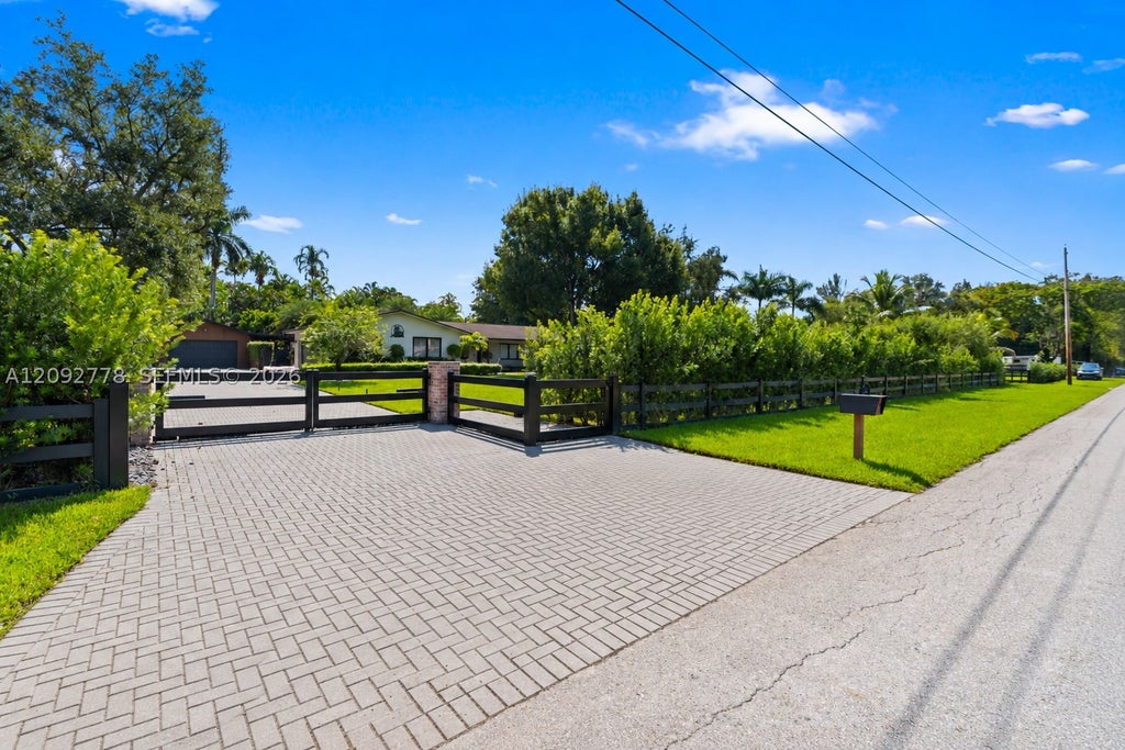 Photo of 4100 SW 102nd Ave, Davie, FL 33328 (MLS # A12092778)