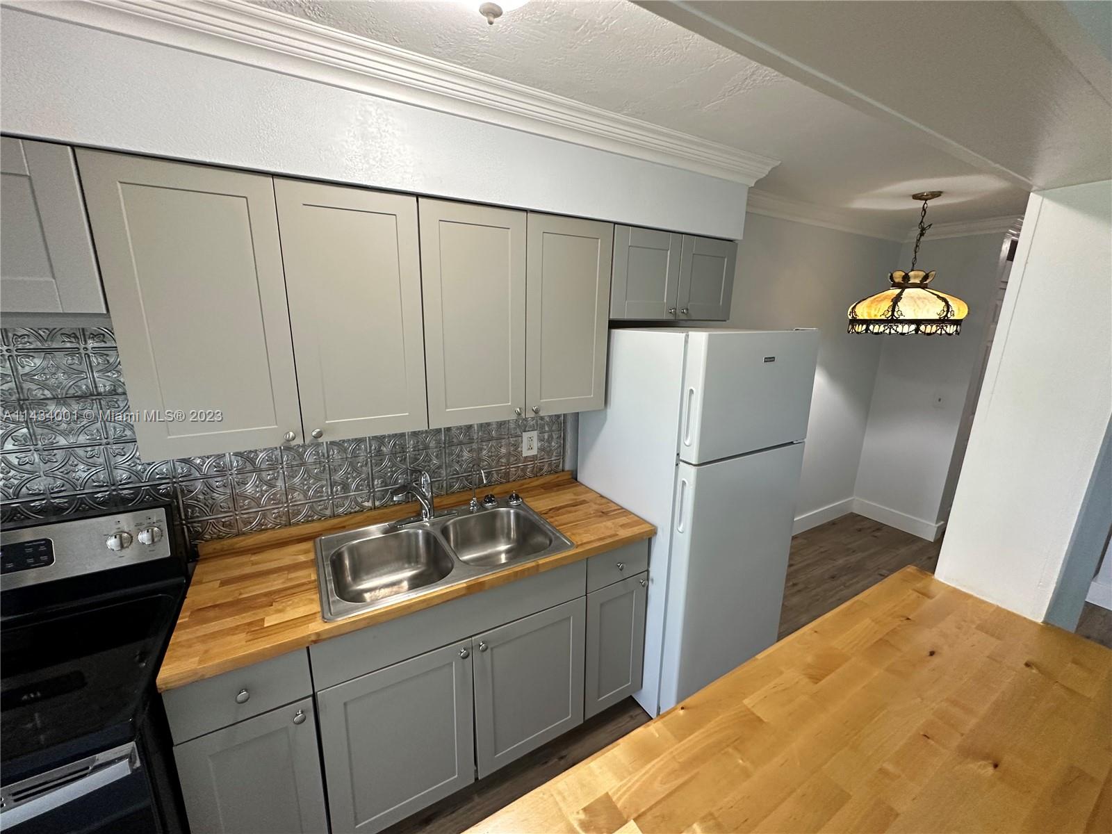 CRYSTAL COURT NO 4 CONDOM - Residential Lease