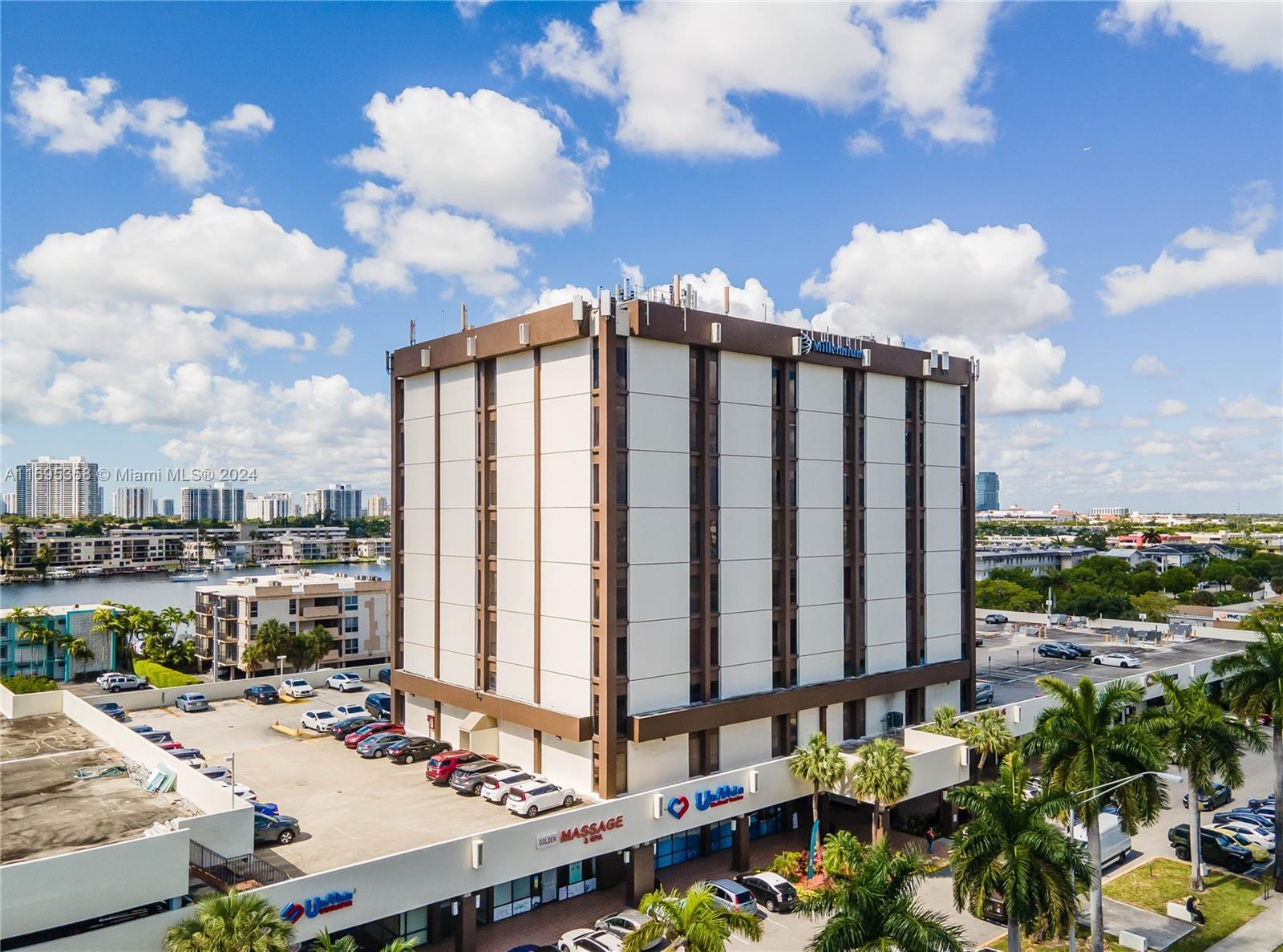 • Fully built-out and customizable office options for medical-office and standard office tenants
• Abundant covered and uncovered free parking available
Building Size: 157,833 SF
Total Space Available: 50,000?
Leasable SF Range: 1,200 - 17,000 SF
Lease Rate & Type: $35.00 PSF, NNN