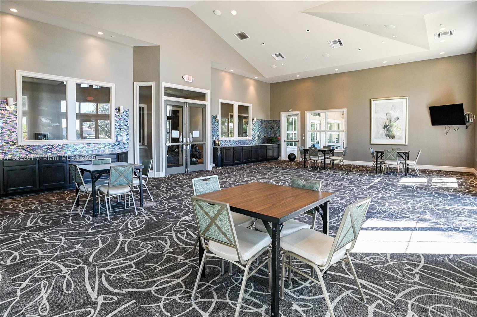 HILLCREST EAST NO 23 COND - Residential