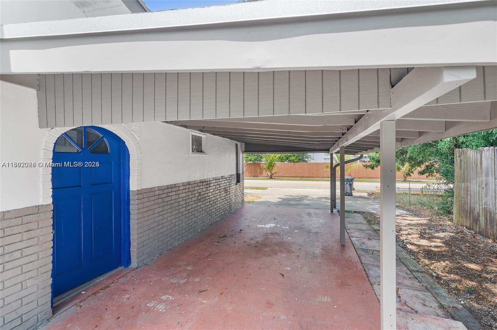 PALM LANE VILLA NO 5 - Residential Lease