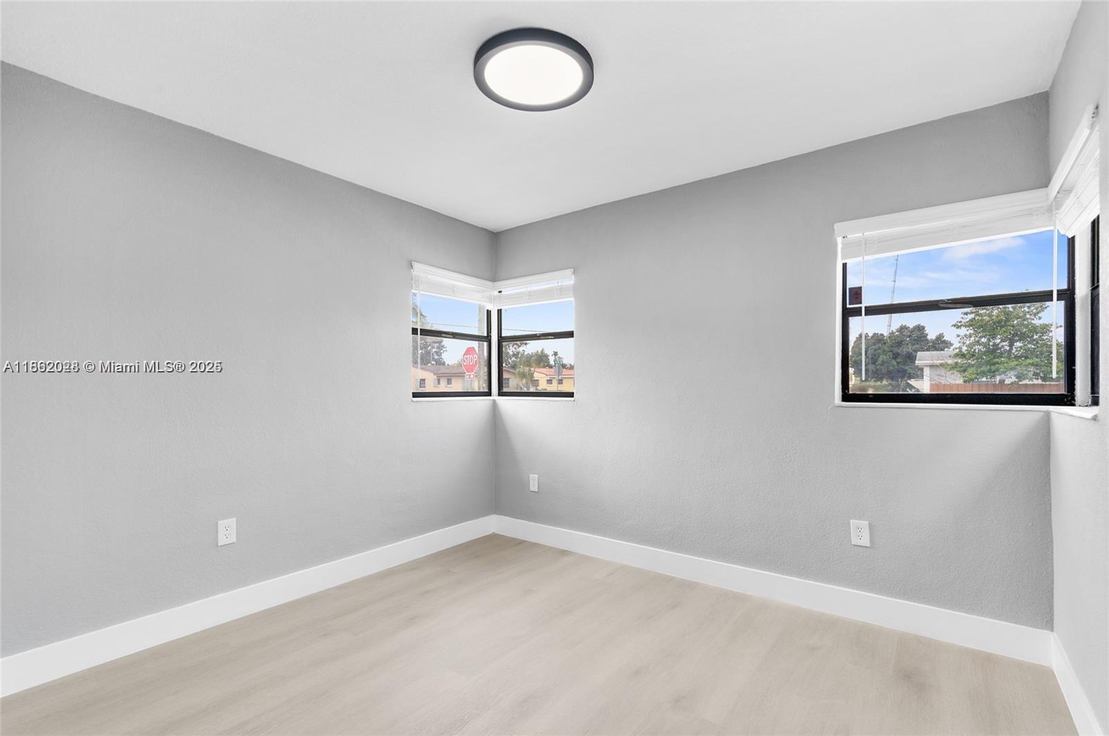 PALM LANE VILLA NO 5 - Residential Lease