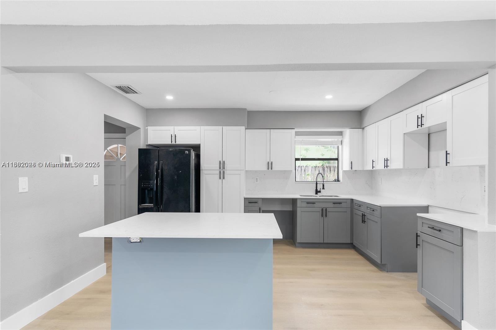 PALM LANE VILLA NO 5 - Residential Lease