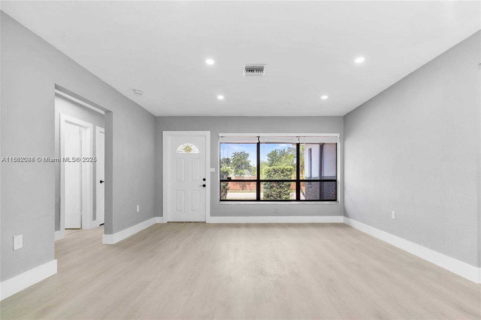 PALM LANE VILLA NO 5 - Residential Lease