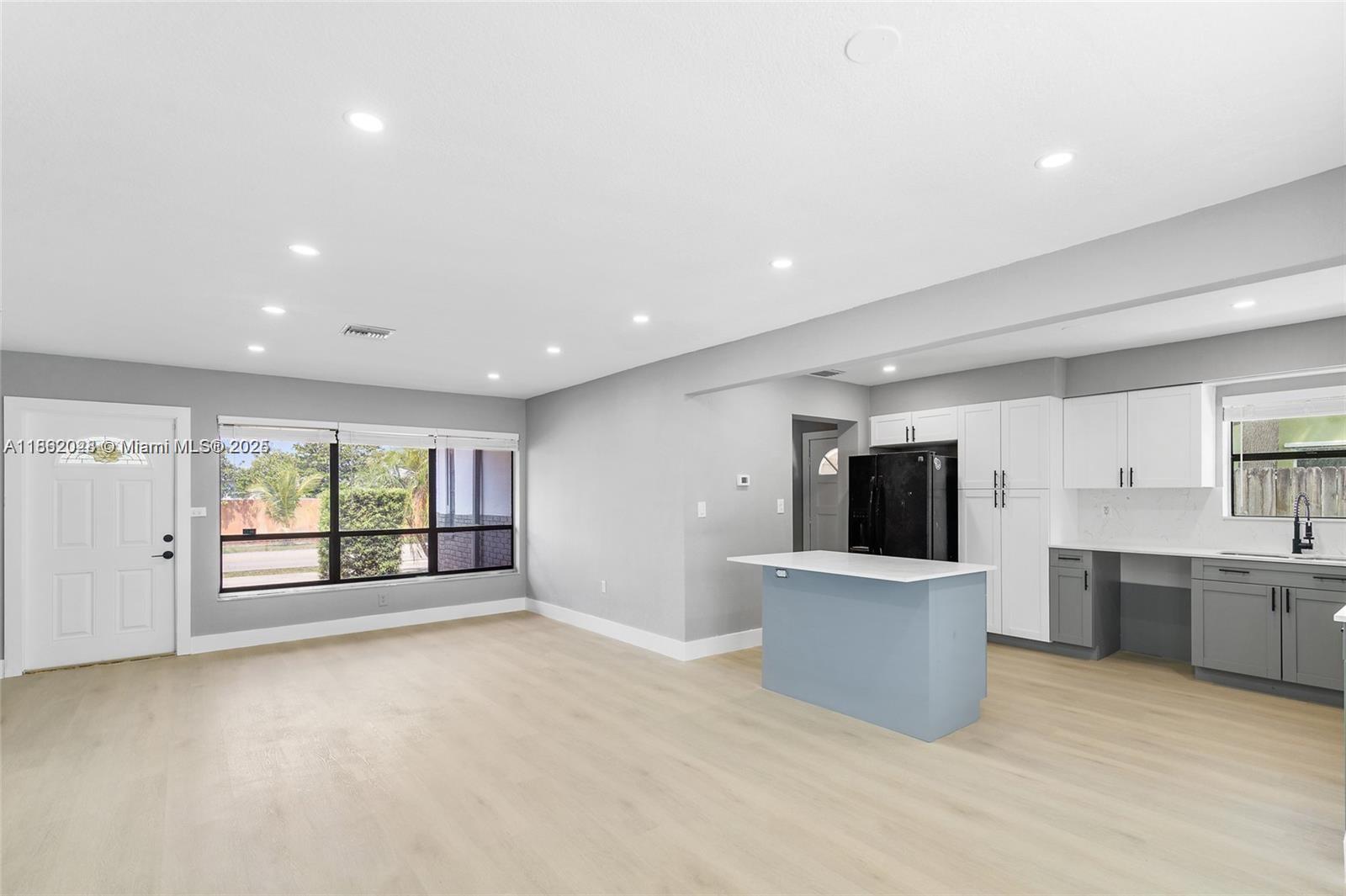 PALM LANE VILLA NO 5 - Residential Lease