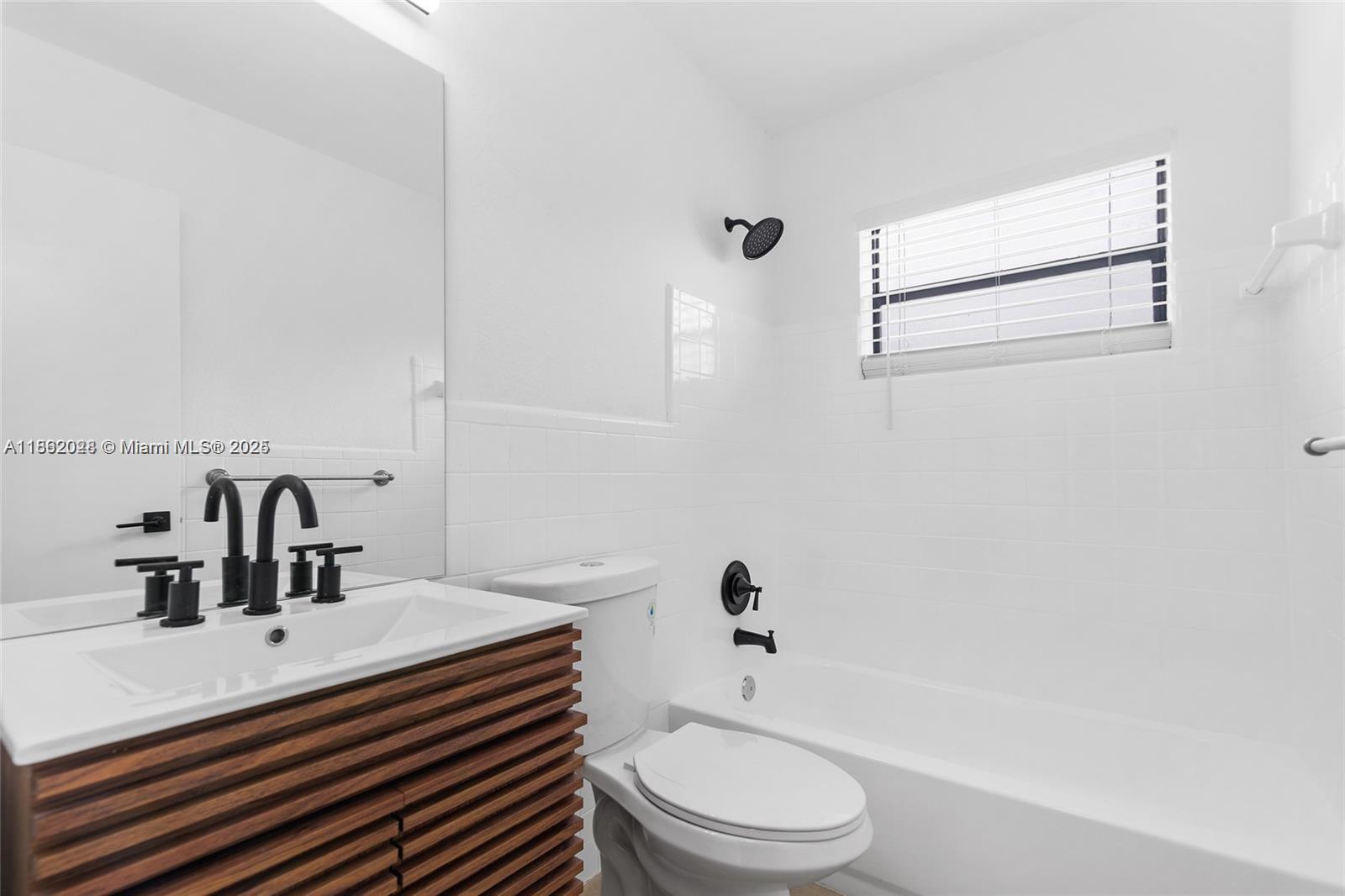 PALM LANE VILLA NO 5 - Residential Lease