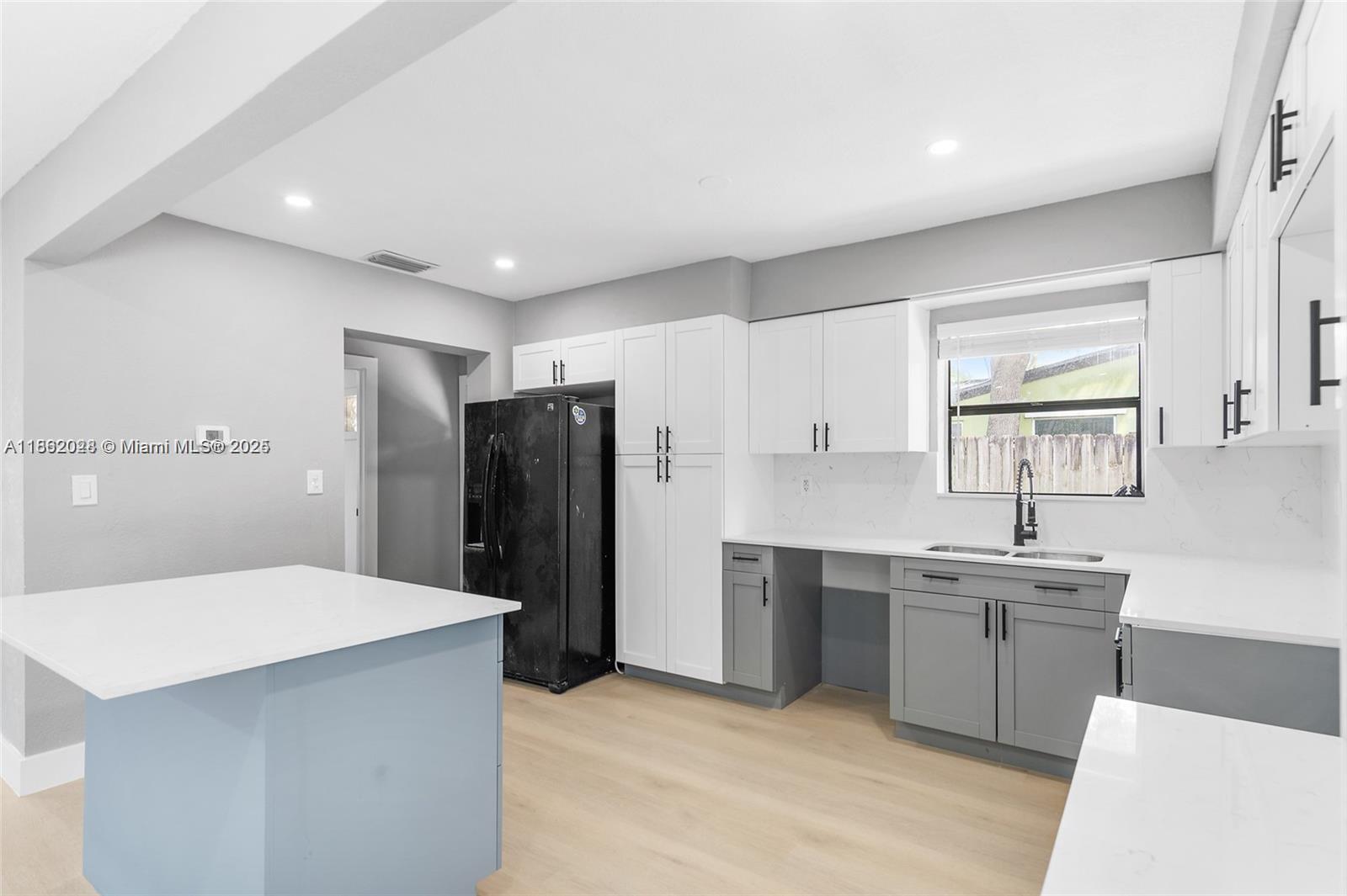 PALM LANE VILLA NO 5 - Residential Lease