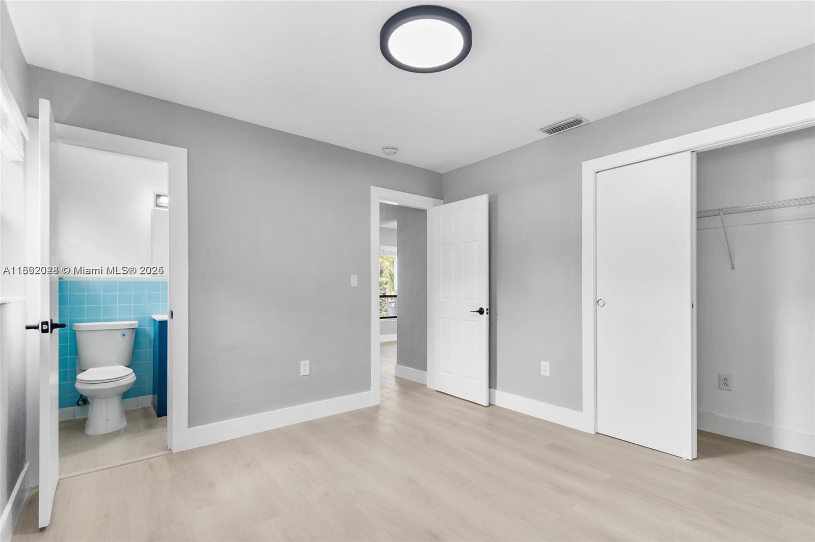 PALM LANE VILLA NO 5 - Residential Lease