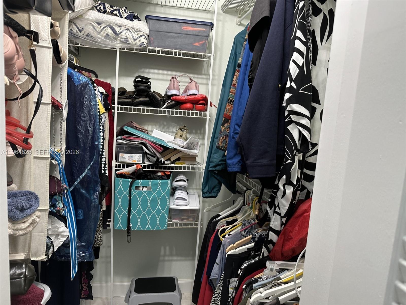 POINT EAST SEC III CONDOM - Residential