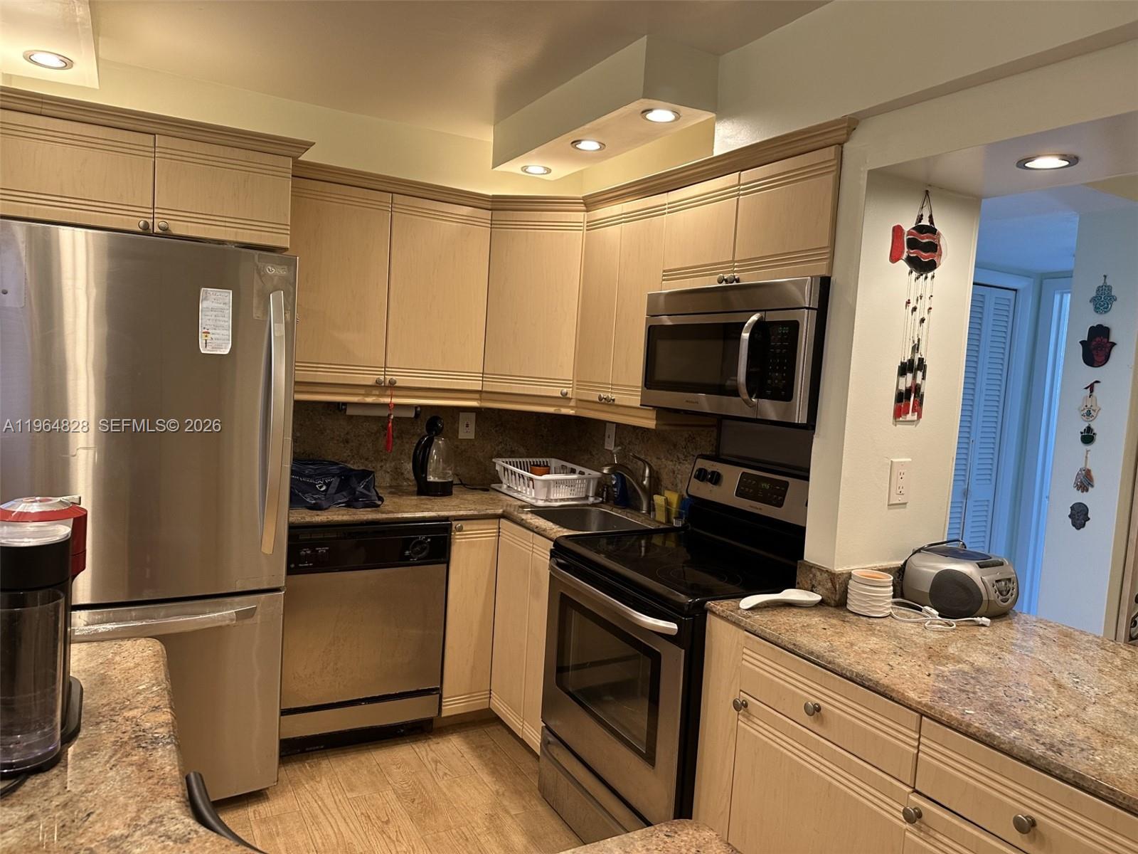 POINT EAST SEC III CONDOM - Residential