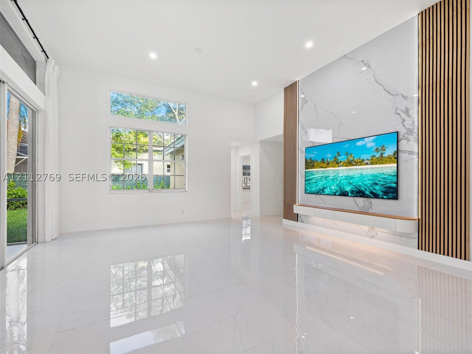 816 Crestview Cir