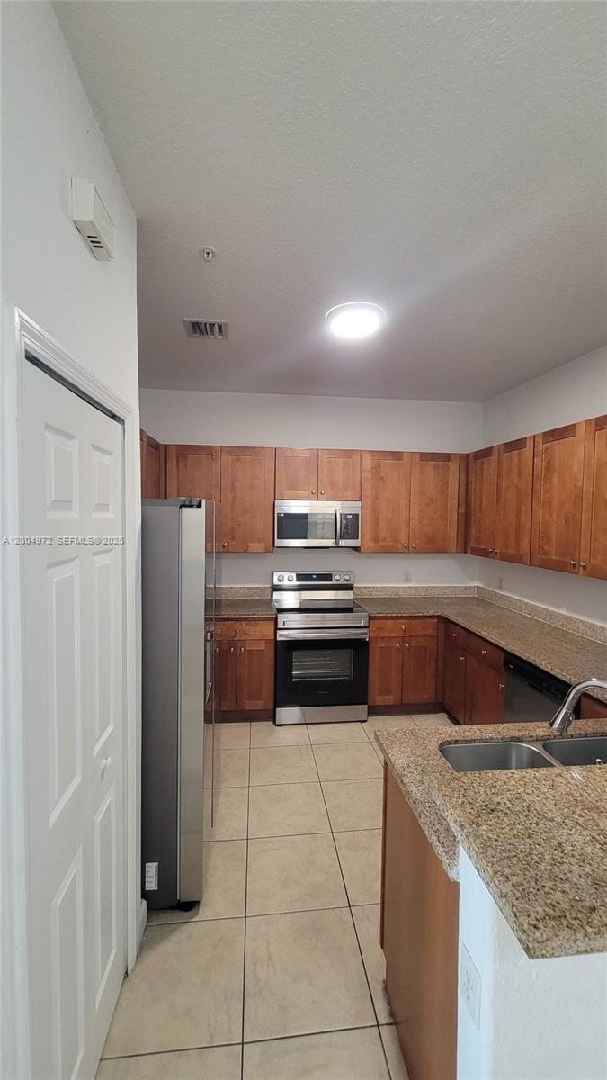 FONTAINBLEAU LAKES COURTY - Residential