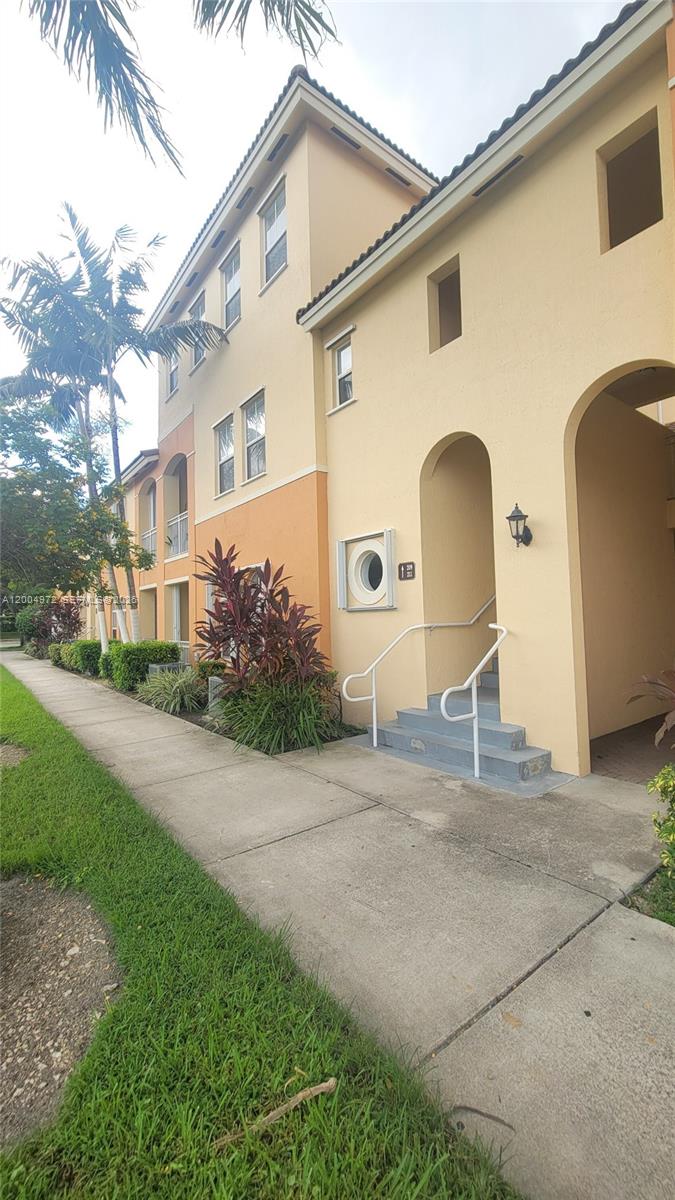 FONTAINBLEAU LAKES COURTY - Residential