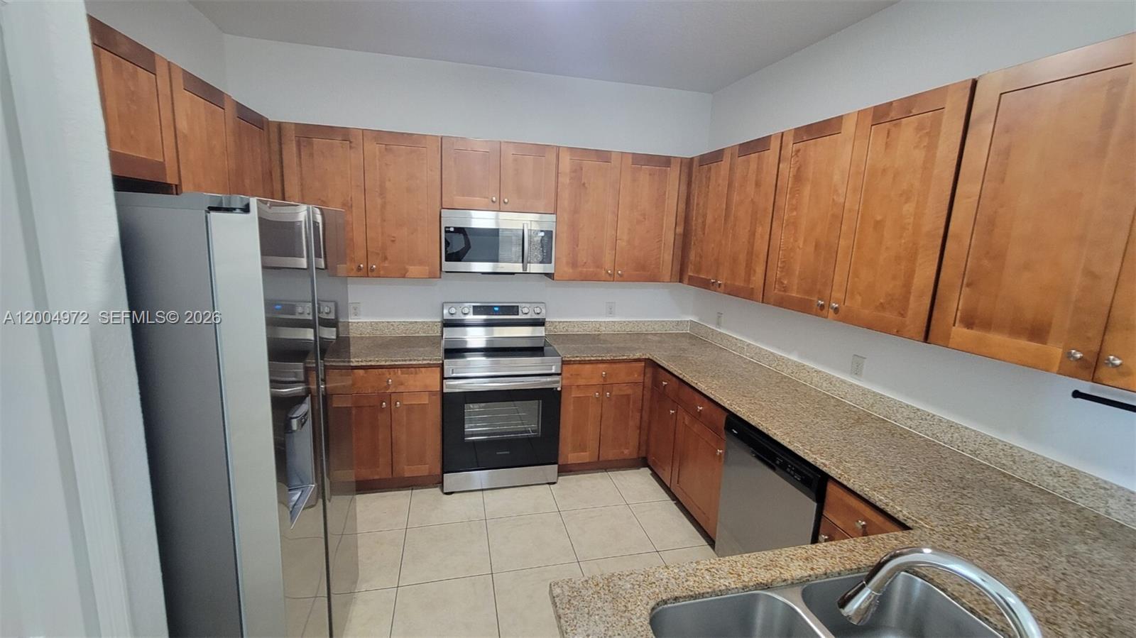 FONTAINBLEAU LAKES COURTY - Residential