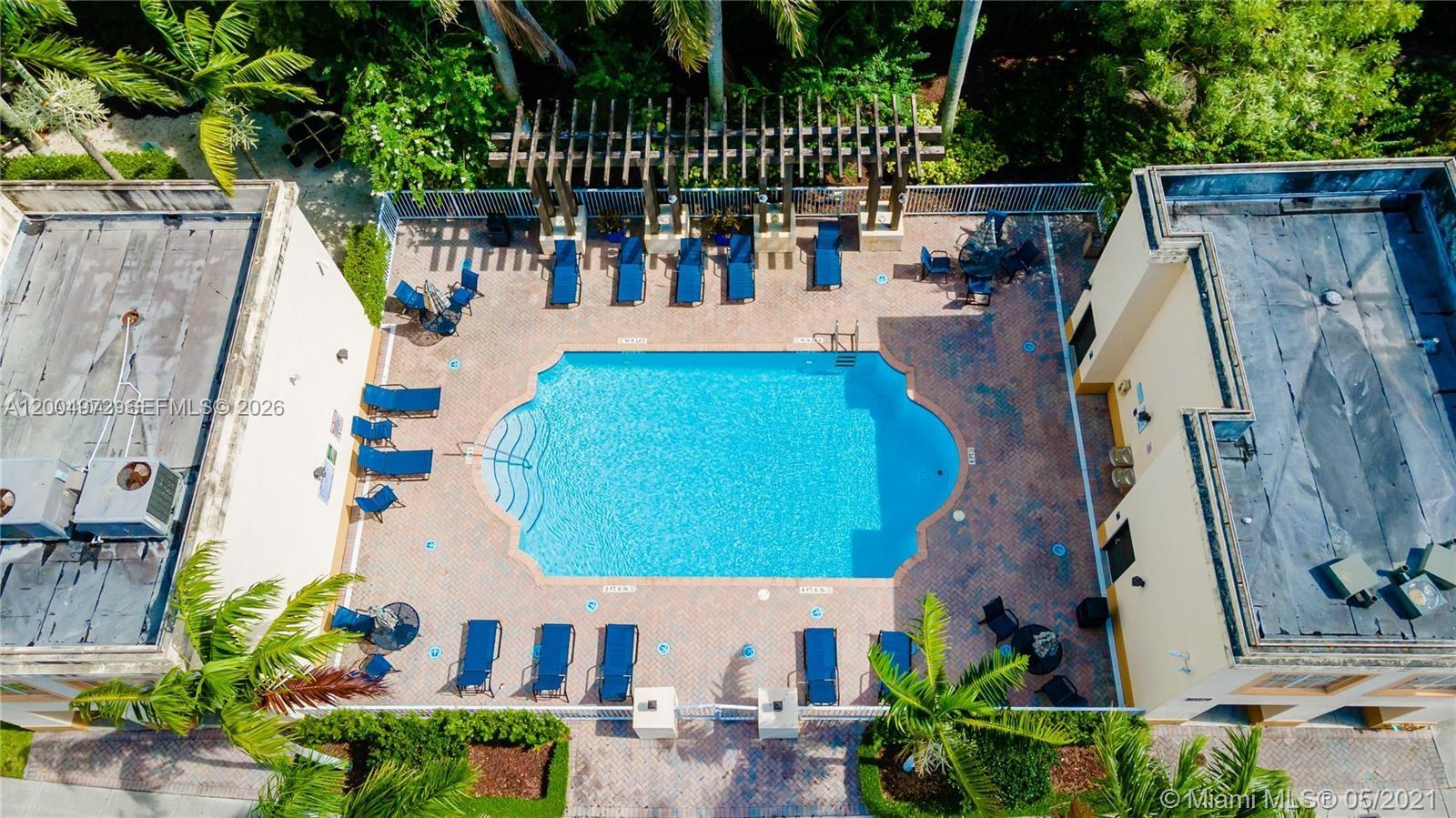 FONTAINBLEAU LAKES COURTY - Residential