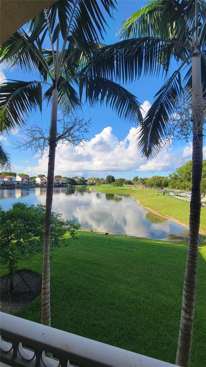 FONTAINBLEAU LAKES COURTY - Residential