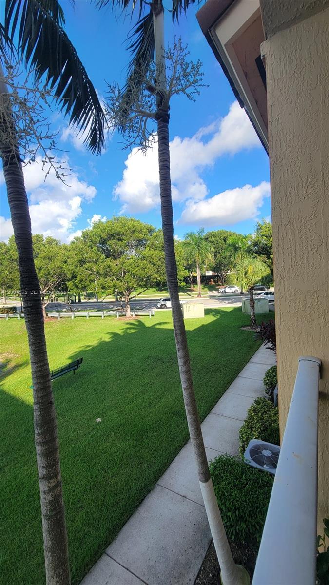 FONTAINBLEAU LAKES COURTY - Residential