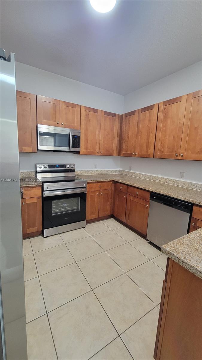 FONTAINBLEAU LAKES COURTY - Residential